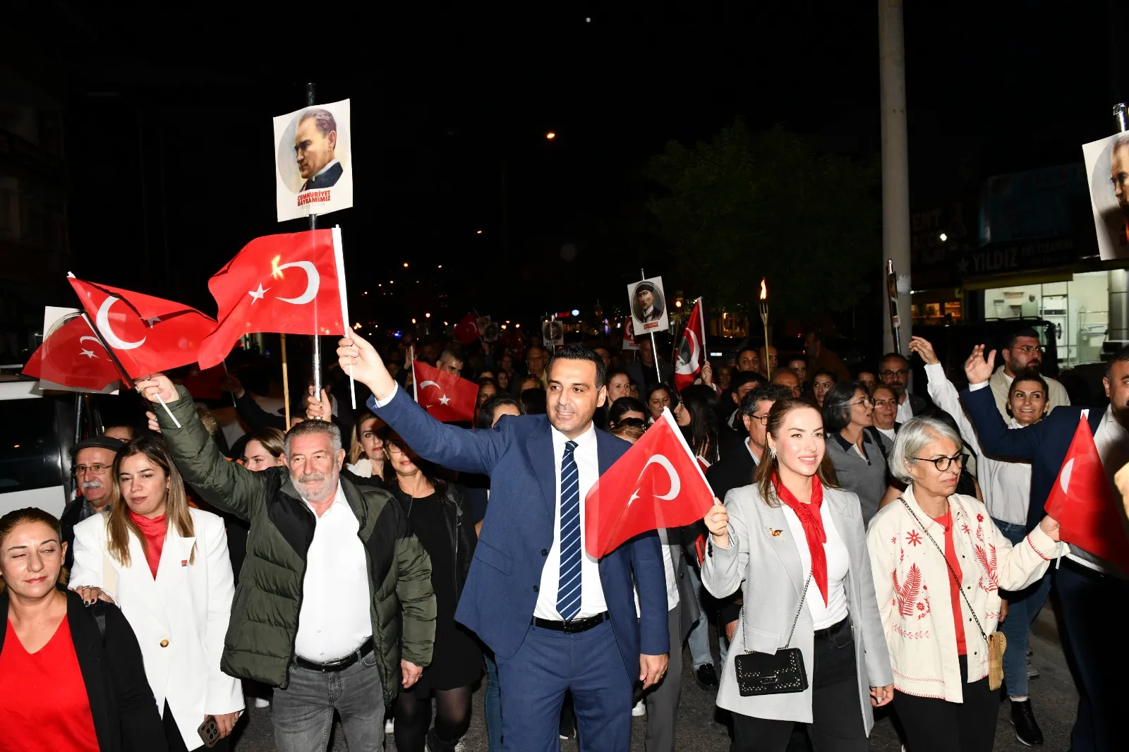 Izmir C İ G L Cumhuriyet Bayrami Coskusu