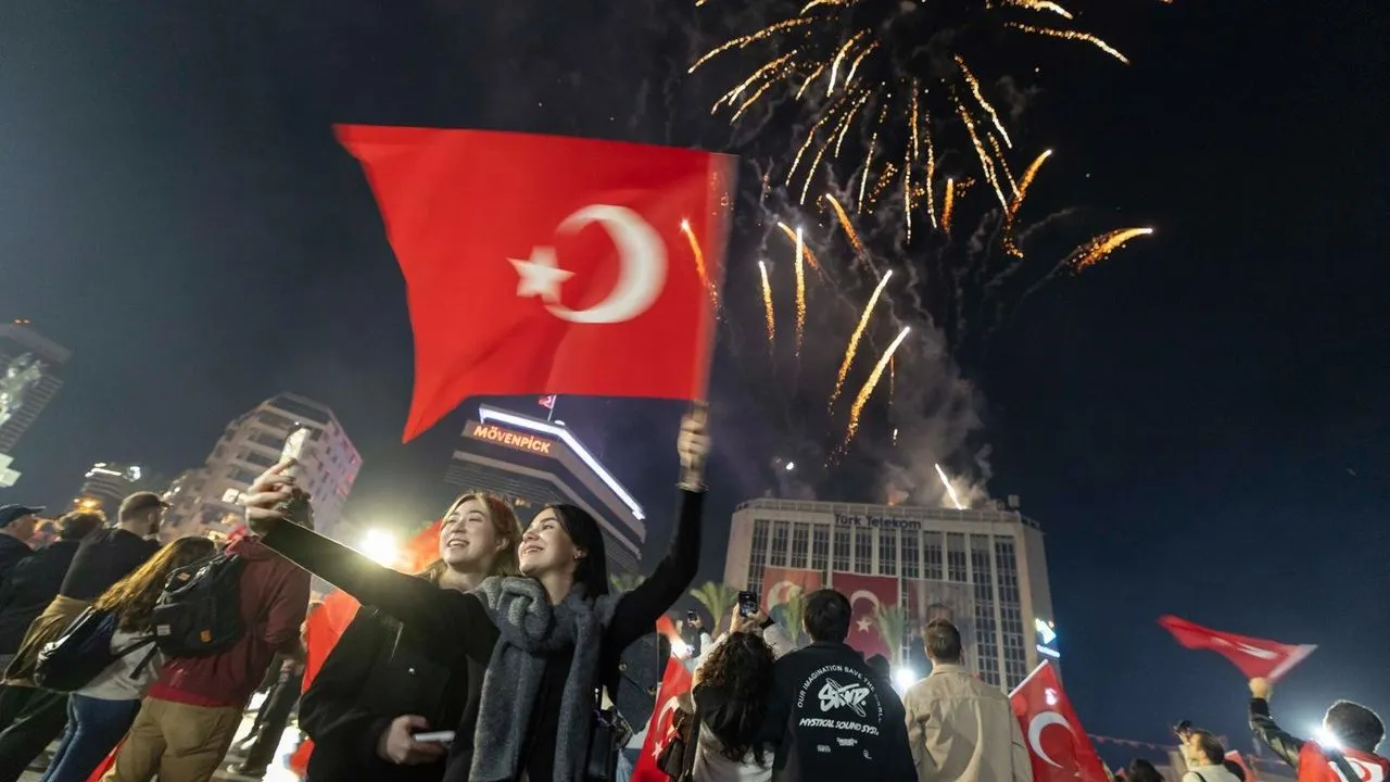 Izmirde Fener Alayi Cumhuriyet Bayrami Coskusu-1
