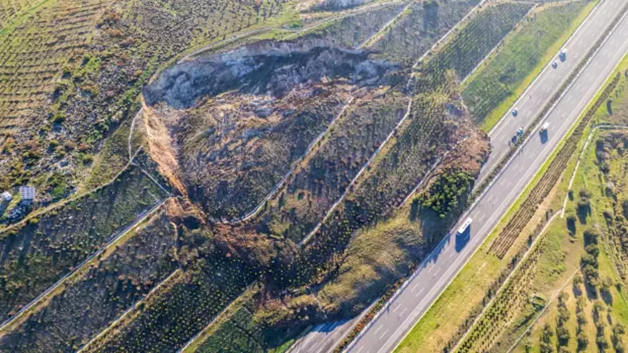 Izmir Istanbul Otoyolunda Korkutan Heyelan 1771485142 0115