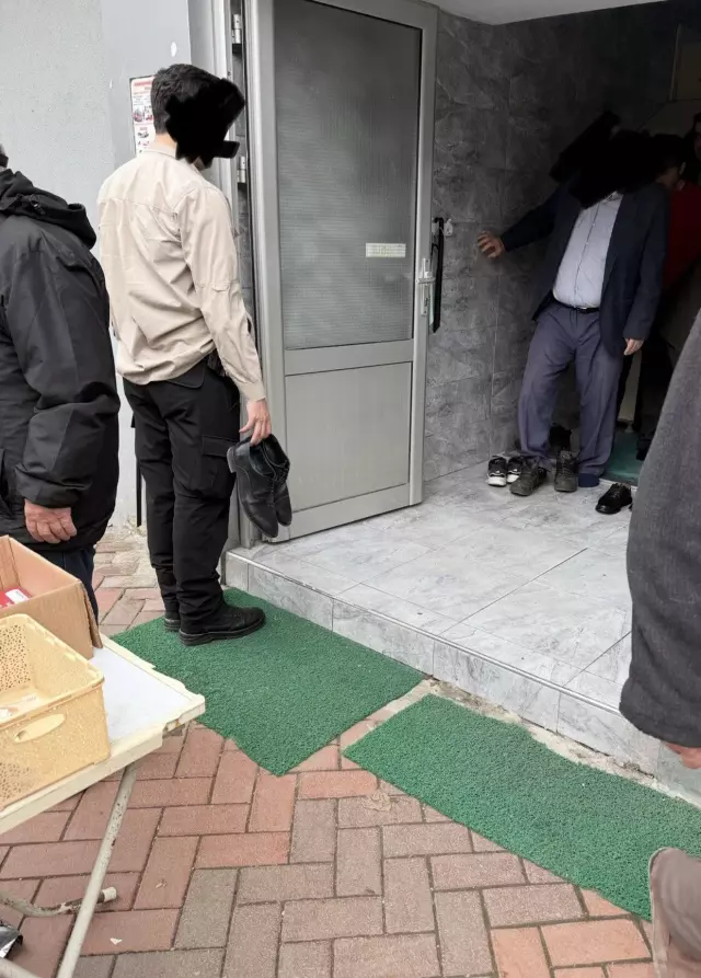 Kaymakamin Polise Semsiye Tasittigi Goruntu Tepki 19581905 1620 M