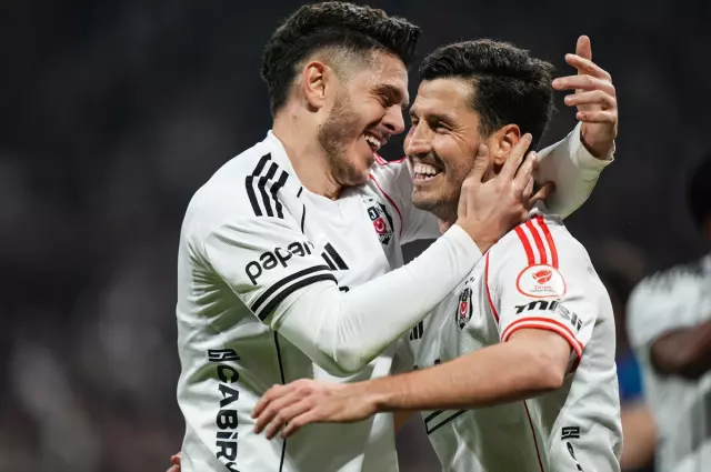 4 Golle Liderlik Besiktas Galatasaray Derbisi 19625104 2348 M