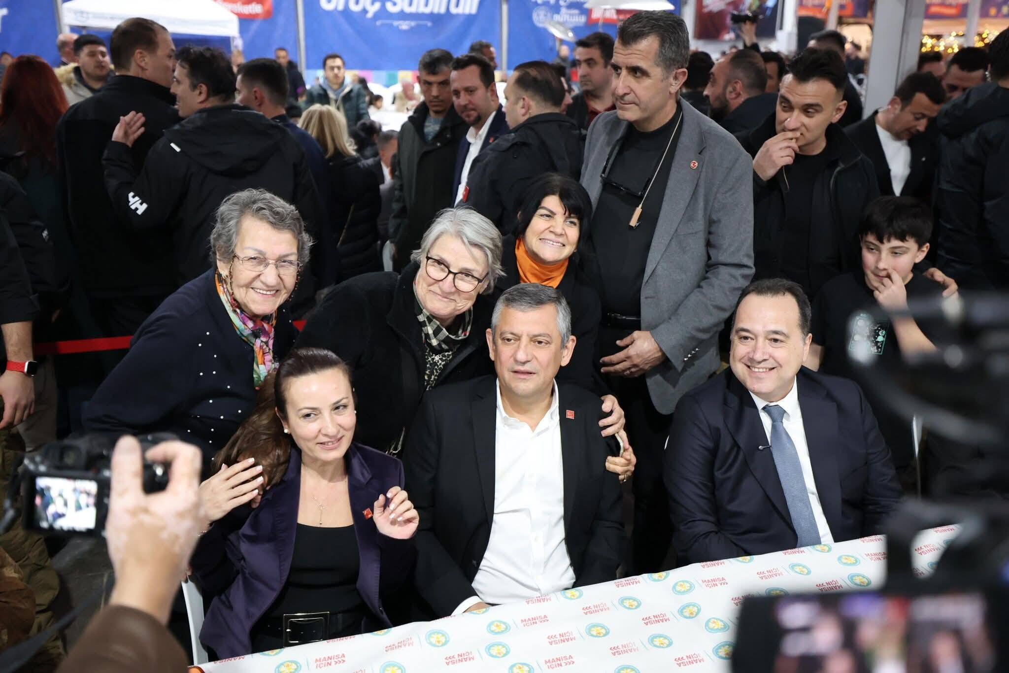 Manisa’da İftar Bereketi Binlerce Vatandaş Aynı Sofrada Buluştu (4)-1