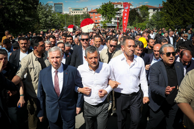 Ozgu Ozelin Yaninsa Saf Tutan 19895211 8315 1 M