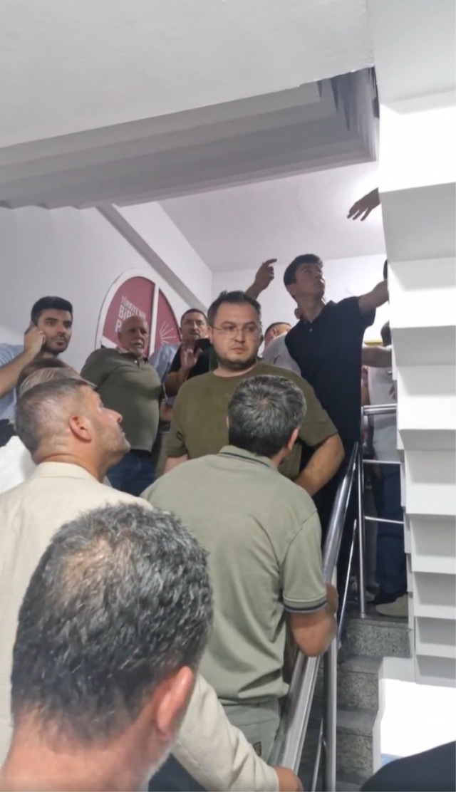 Chp Izmirde Gece Yarisi Arbede 19974482 4910 1 M