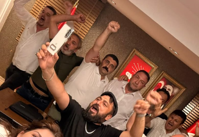 Chp Izmirde Gece Yarisi Arbede 19974482 8732 1 M