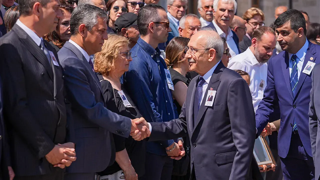 Mutlak Butlan Sonrasi Ilk Temas Kemal Kilicdaroglu Ve Ozgur Ozel Tokalasti 1799272 20260625111759 20260625111759-1