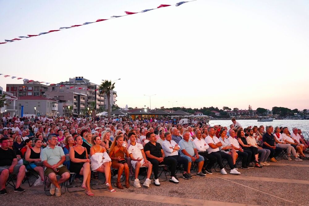 Çeşme Kalabalık 2