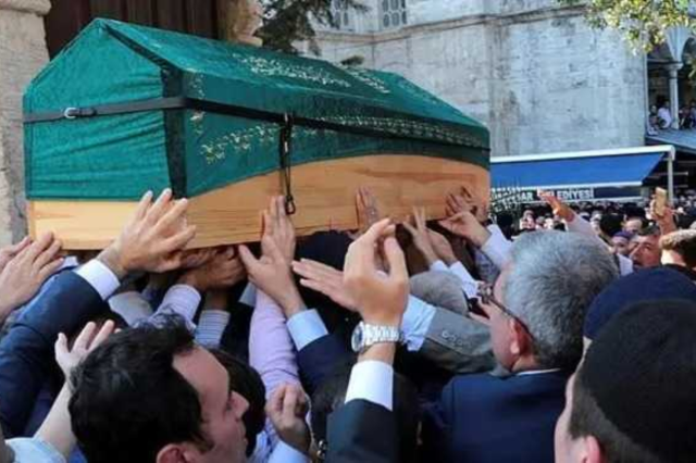 Karacaahmet Mezarliginda Harek 20156688 8433 1 M