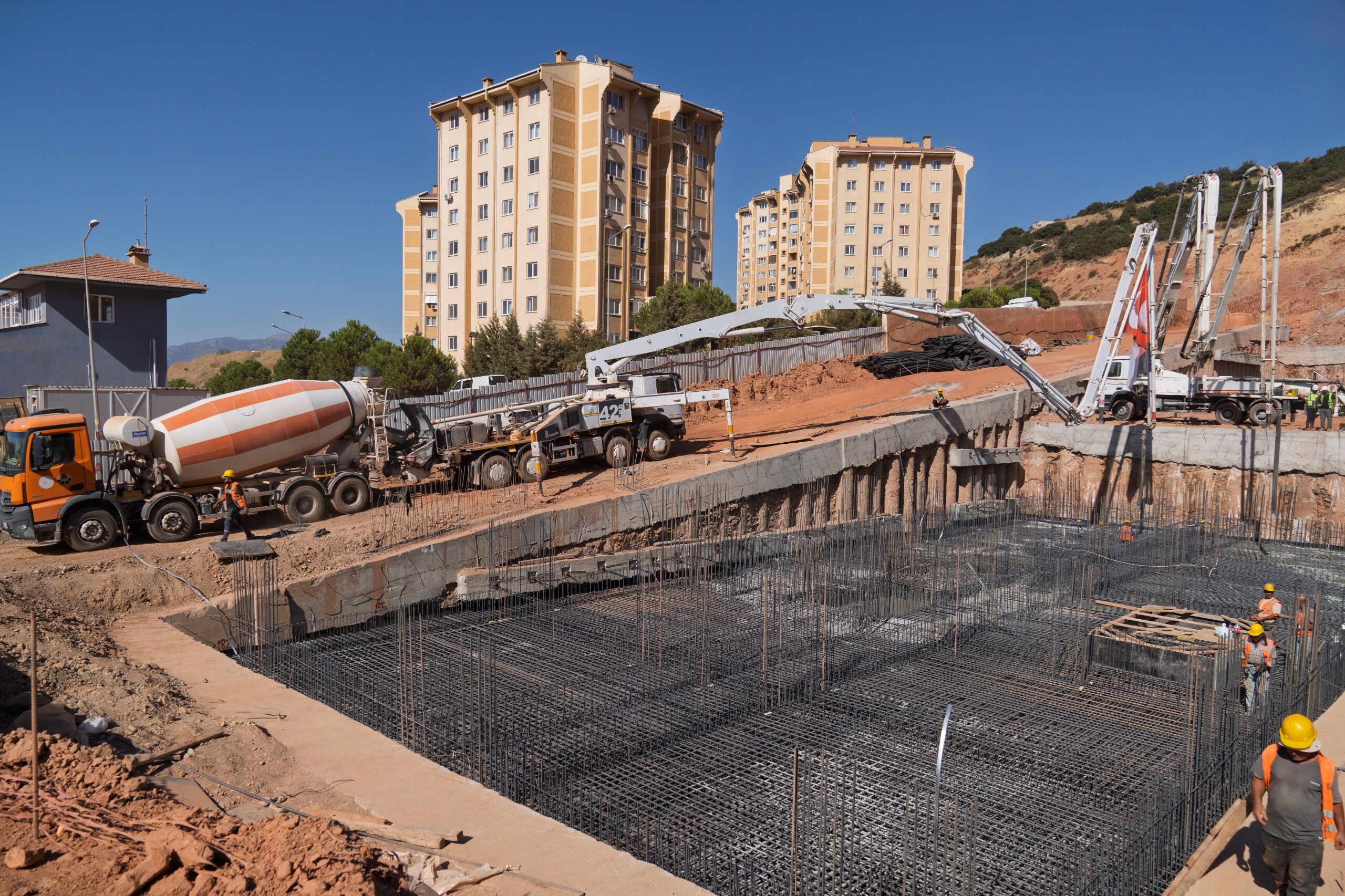 Menemen Konutları’nda ilk blok için temel betonu döküldü