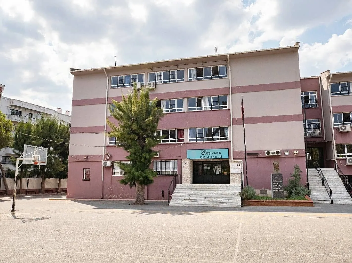 Karşıyaka Ortaokulu’nda yeniden yapım süreci hızlandı