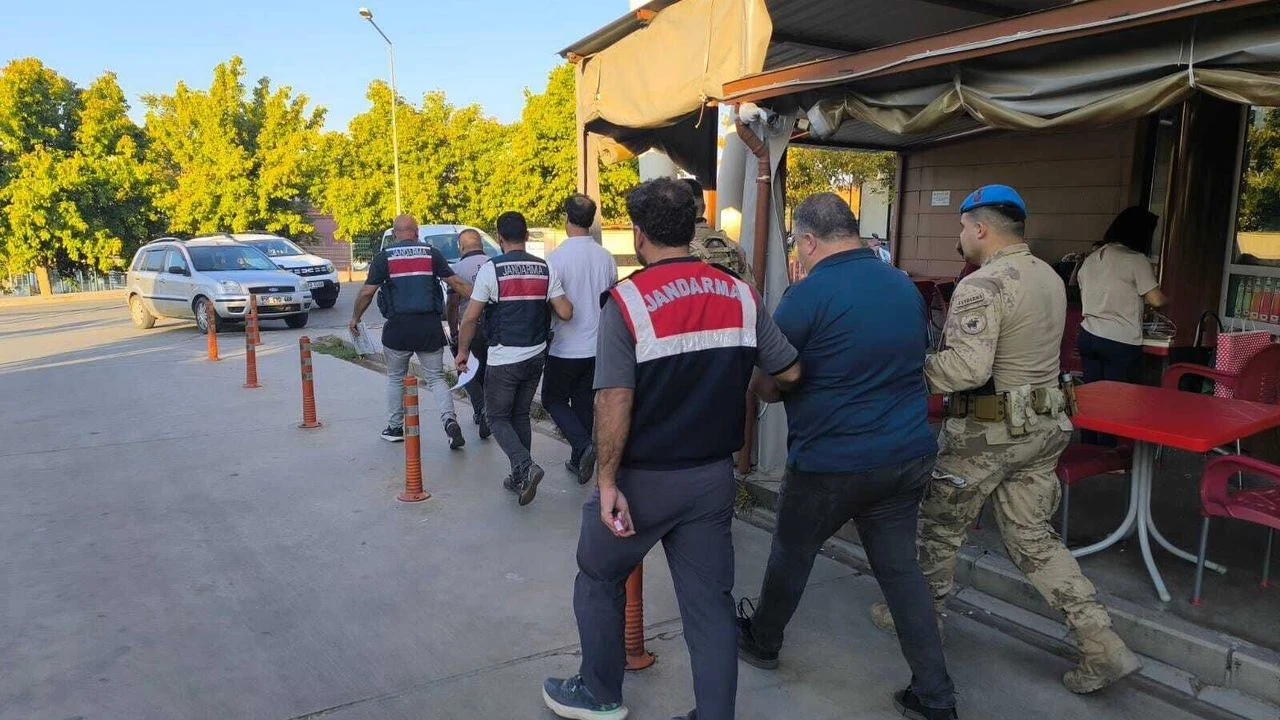 İzmir’de FETÖ operasyonu: 21 şüpheli gözaltında