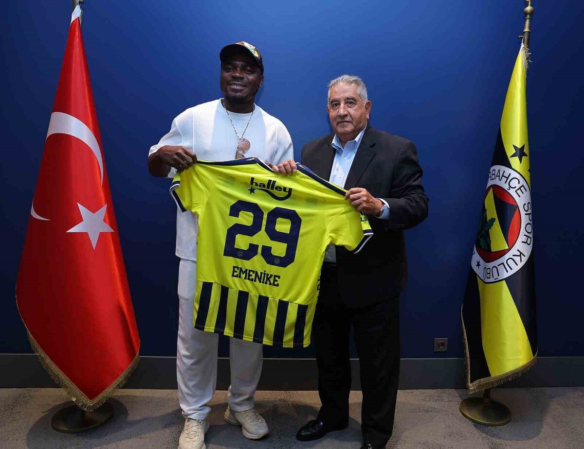 Fenerbahçe'ye konuk olan Emenike'ye 29 numaralı forma armağan edildi