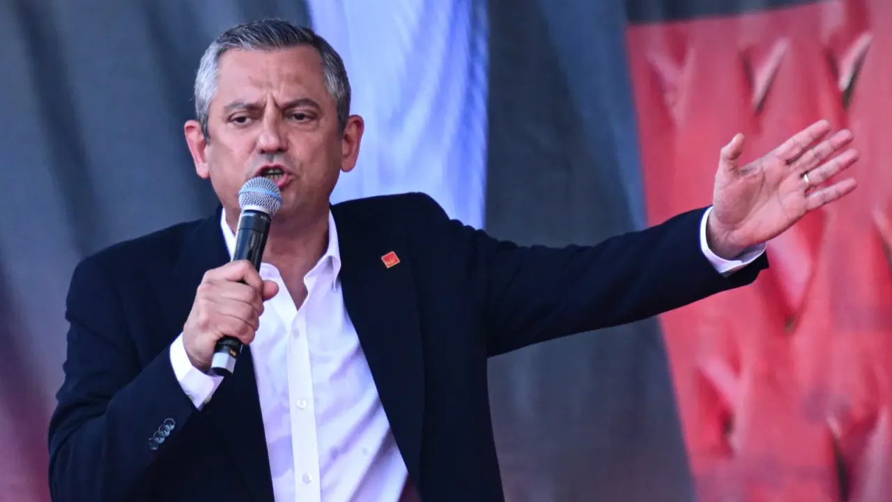 Fon krizi tartışmalarına Özgür Özel'de katıldı!