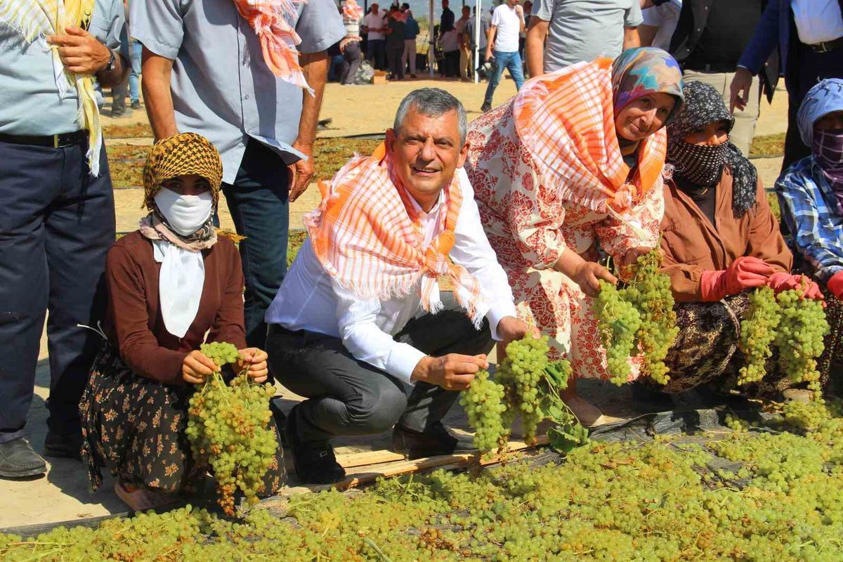 Özel'den üzüm üreticisine destek sözü: “Çiftçinin kredi faizlerini sileceğiz”