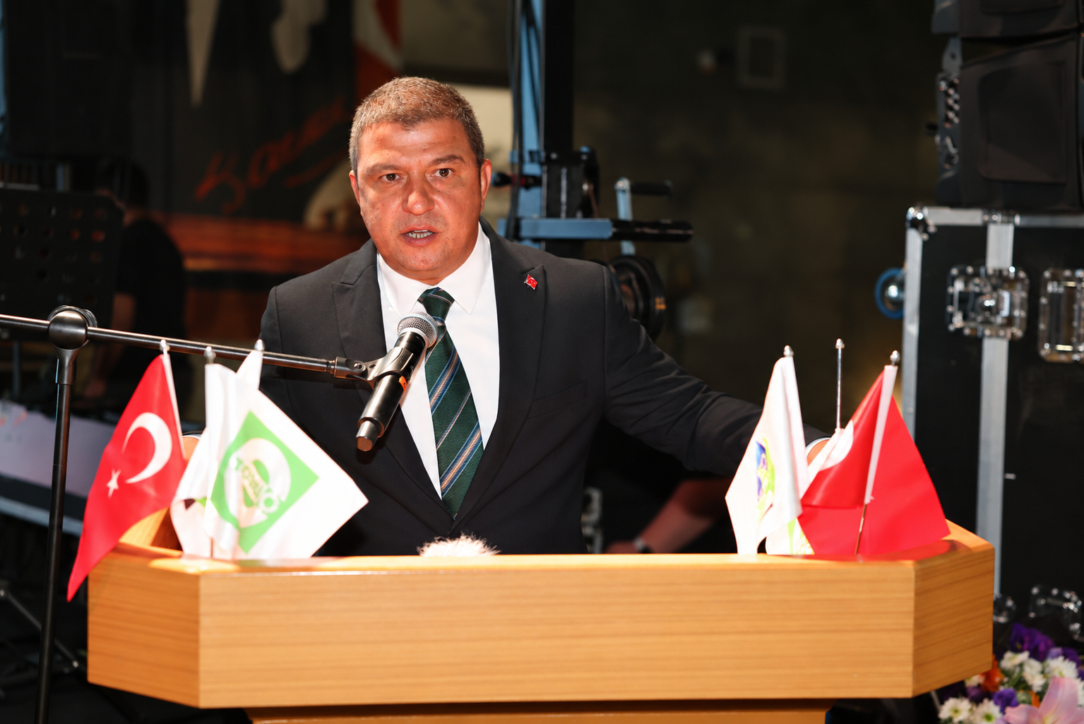 Podyumda Resmî Konuşma