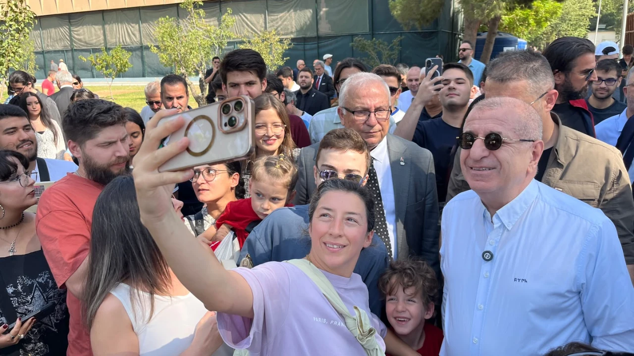 Ümit Özdağ İzmir Kitap Fuarı’nda okurlarıyla buluştu