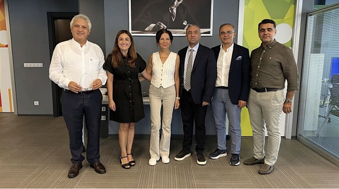 İzmirlilerin gözü güvenilir ellerde: Genç göz hekimlerine katarakt cerrahisi eğitimi