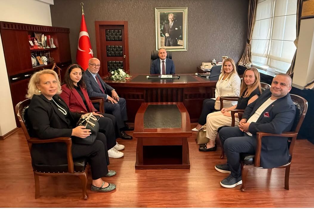 CHP Karşıyaka’dan Kaymakam Özkan Demir’e makam ziyareti