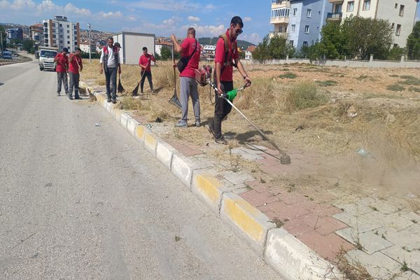 Uşak’ta kuru otlara karşı temizlik çalışması