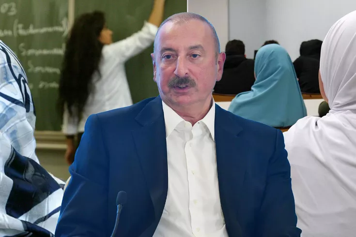 Azerbaycan'da devlet okullarında kıyafet denetimi yapılacak