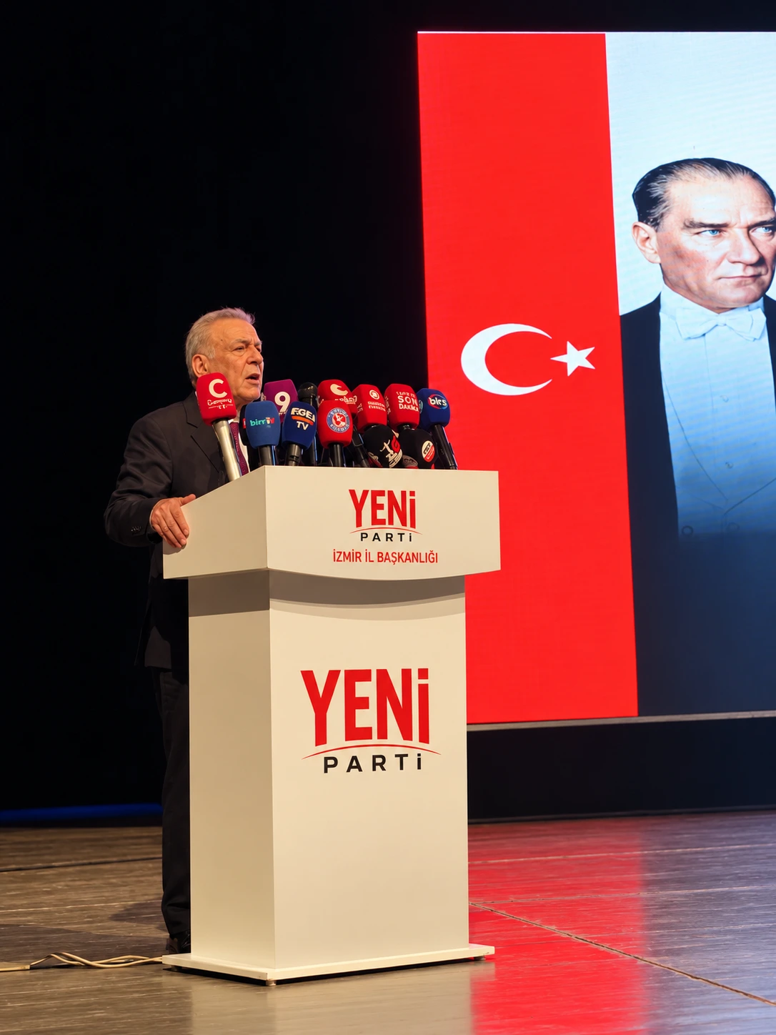Aziz Kocaoğlu’ndan YENİ Parti kongresinde sert çıkış: “İzmir’i niye bu hale getirdiniz?”