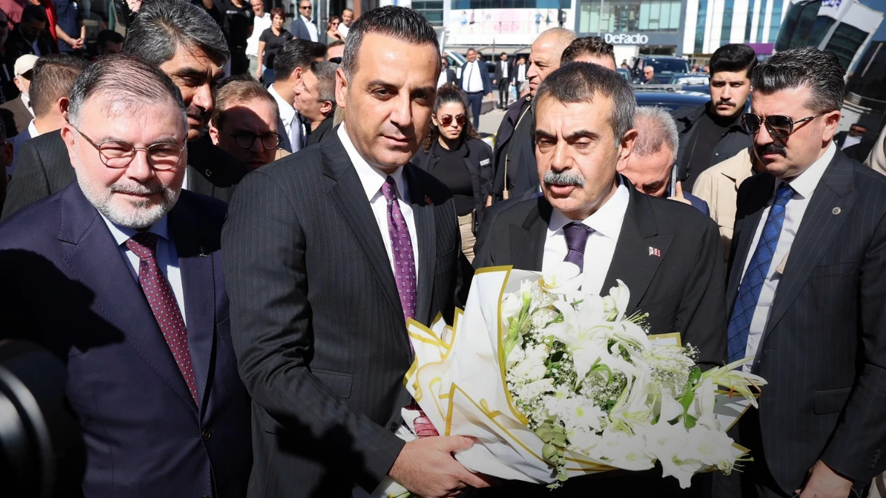 Milli Egitim Bakani Tekinden Ak Partili Onur Emrah Yildiza Ziyaret 2