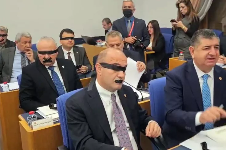 Halk TV kararına Yeni Partili vekillerden bantlı protesto